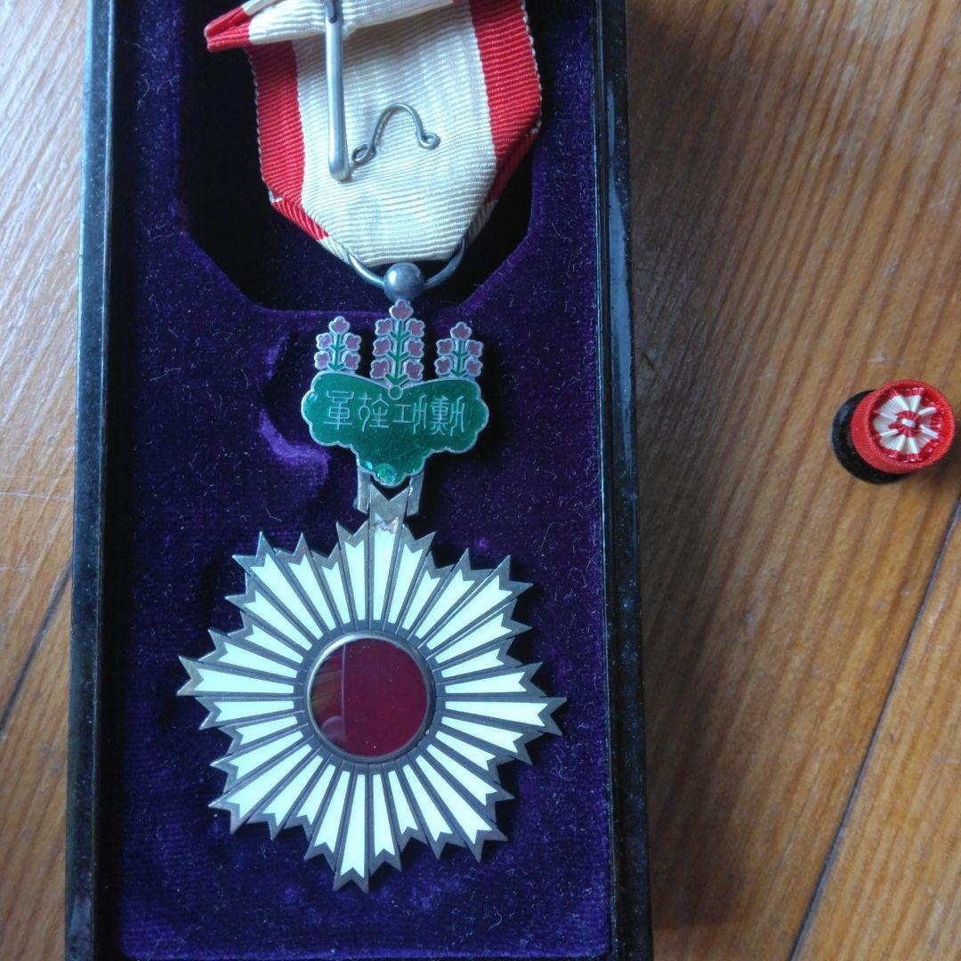 黒色漆製勲章ケース付き