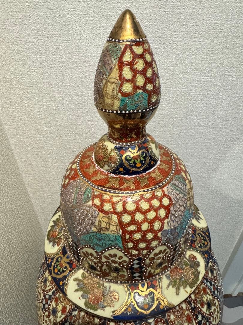 伝統工芸・総手描き古伊万里様式金欄手壺　インテリア装飾用の瓶