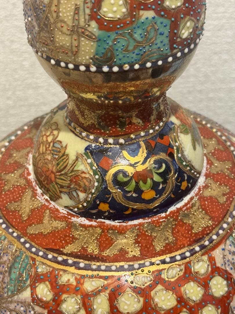 伝統工芸・総手描き古伊万里様式金欄手壺　インテリア装飾用の瓶