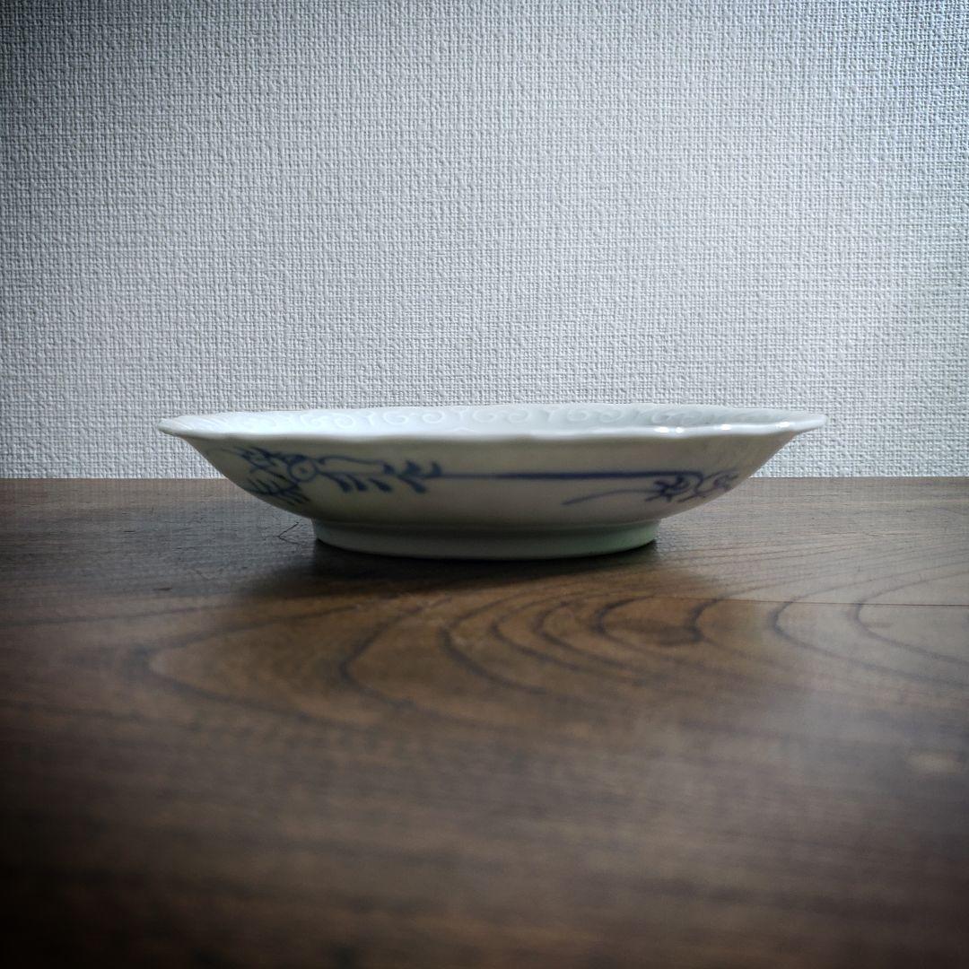 皿　白磁　古伊万里　獅子文様　染付　陽刻縁　牡丹　唐草　明治　大正　ロ号　訳あり