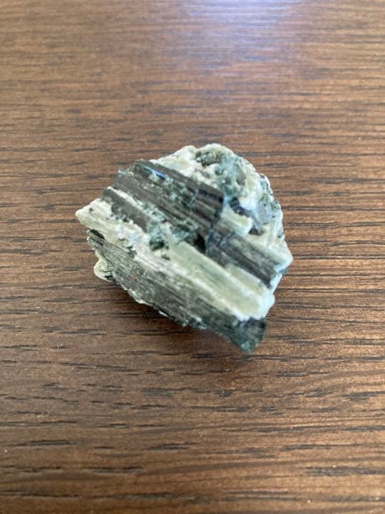 参考エピドート原石。コロコロサイズでコレクション保管にピッタリです