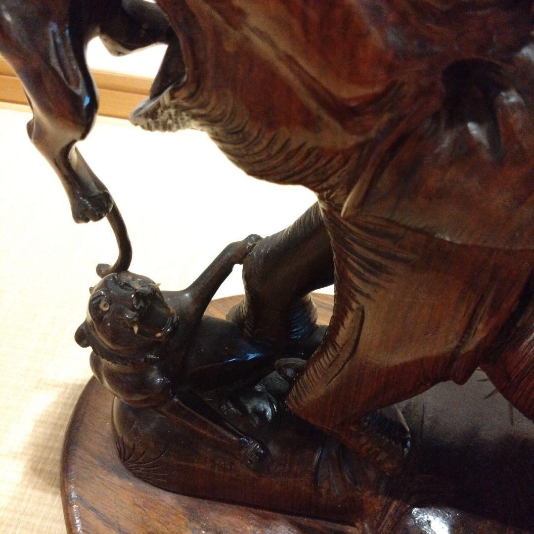 木製彫刻 象と虎のアート