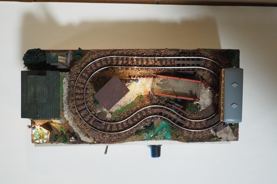 【鉄道模型】ミニジオラマ「温泉街」動力車・照明付き ハンドメイド