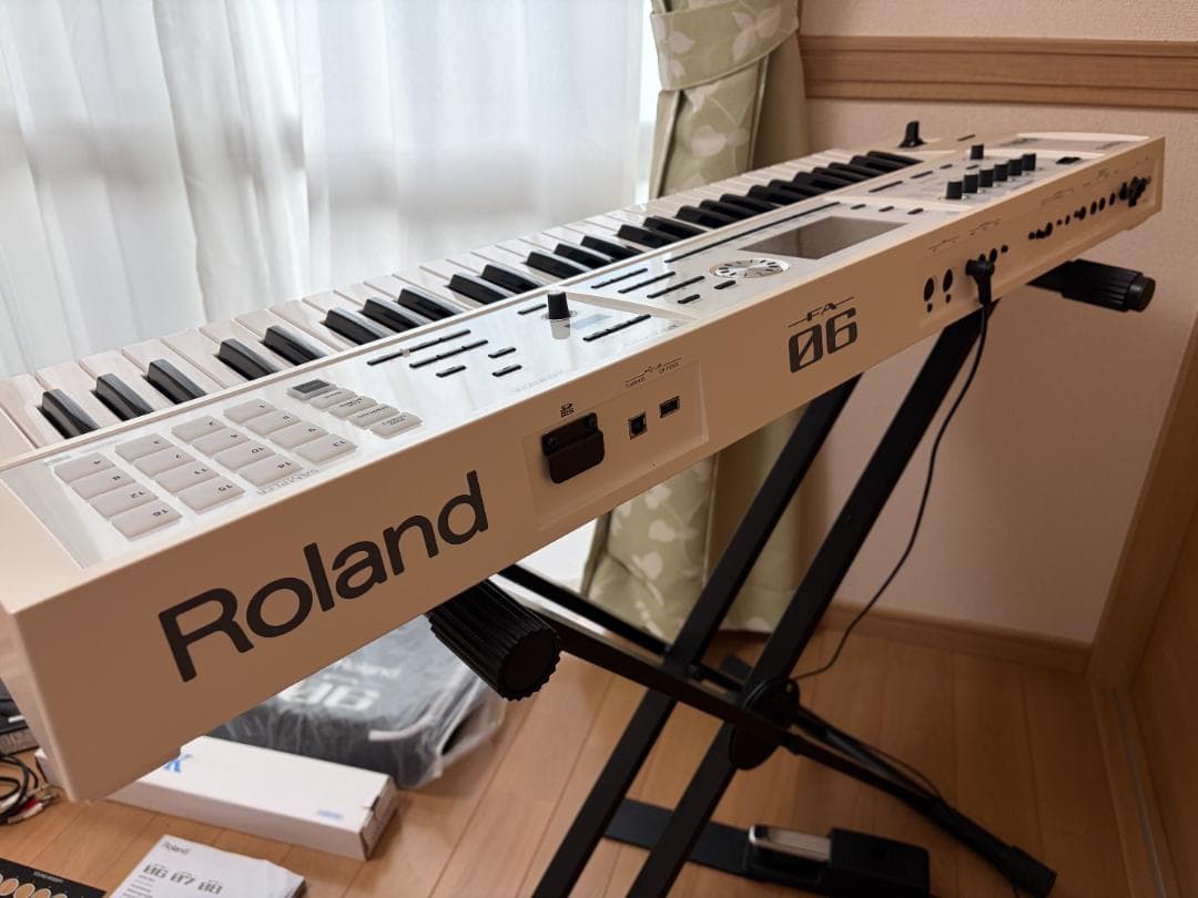 Roland FA06シンセサイザーホワイト61鍵盤（スタンド、フットペダル付）