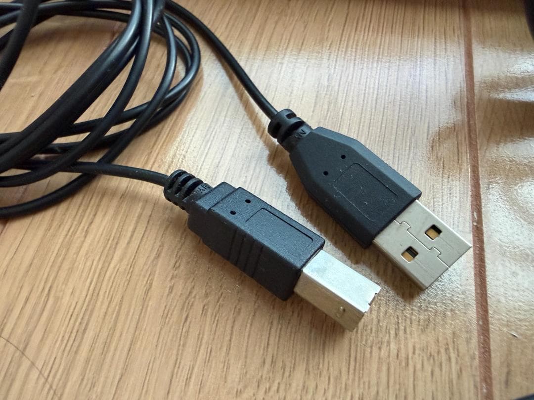 Roland FA06シンセサイザーホワイト61鍵盤（スタンド、フットペダル付）