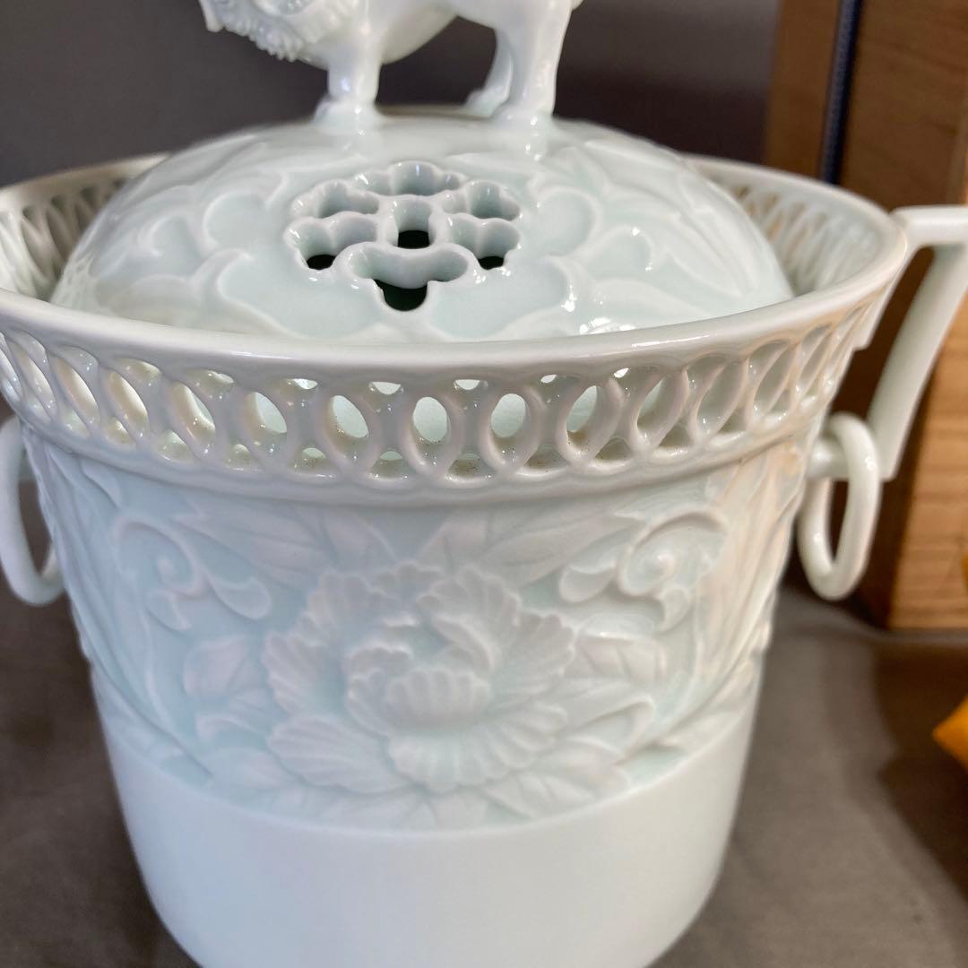 【樋渡陶六】伝統工芸会　重要無形文化財　樋渡陶六作　青白磁彫獅子牡丹唐草文　香炉