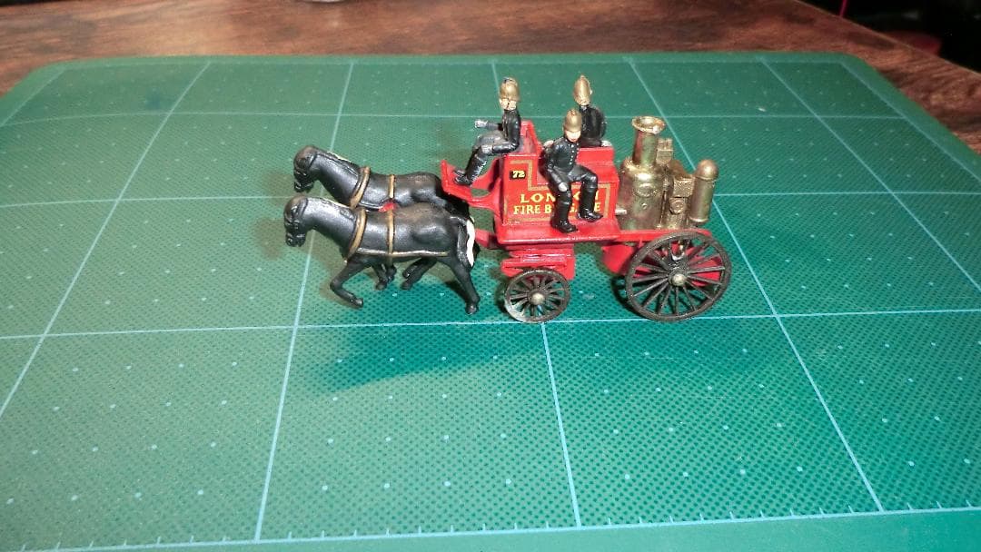 クラッシックなミニカーのコレクション