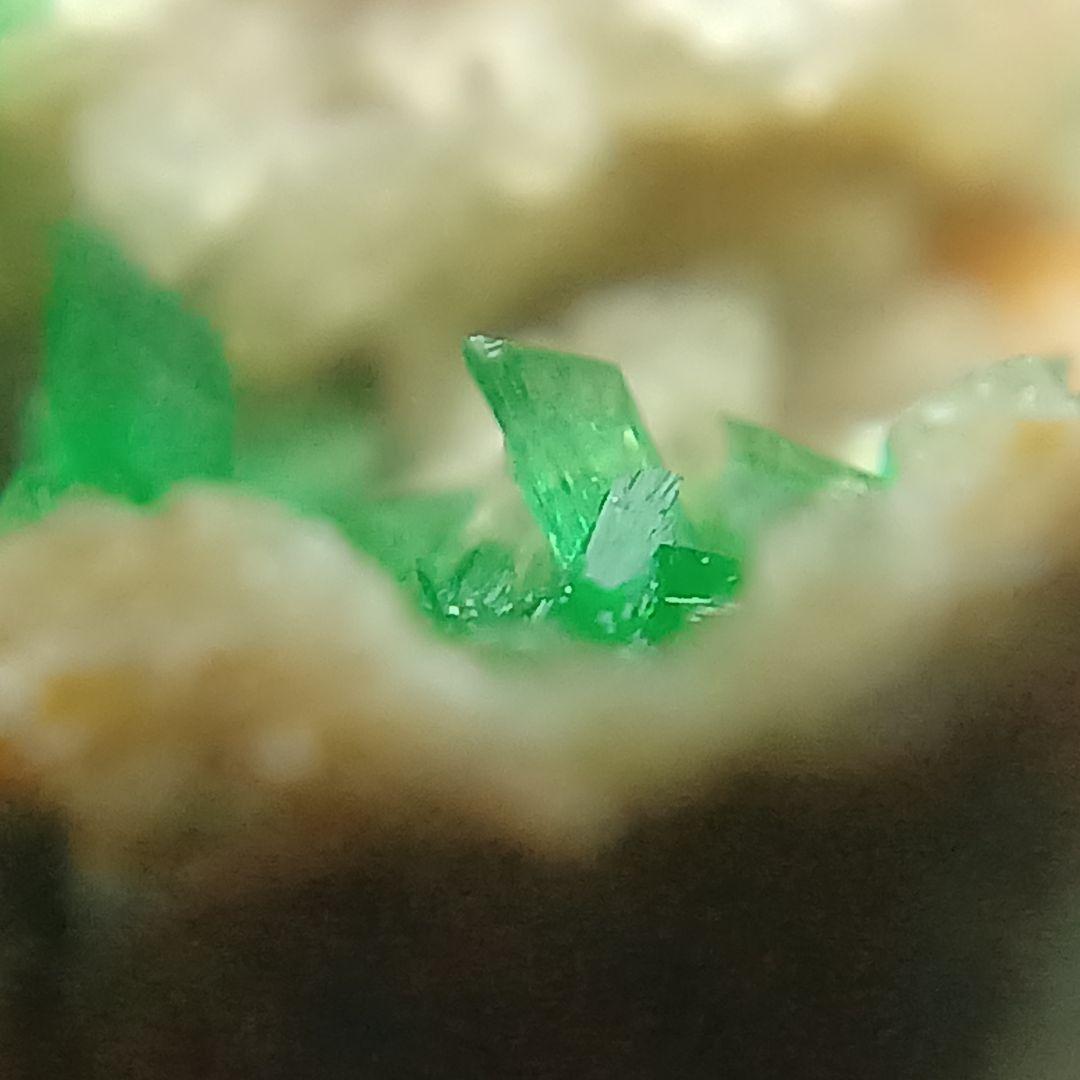 ニッケル華　原石　アナバーガイト　Annaberigite　カルサイト　鉱物標本