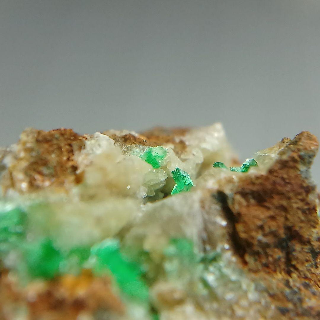 ニッケル華　原石　アナバーガイト　Annaberigite　カルサイト　鉱物標本