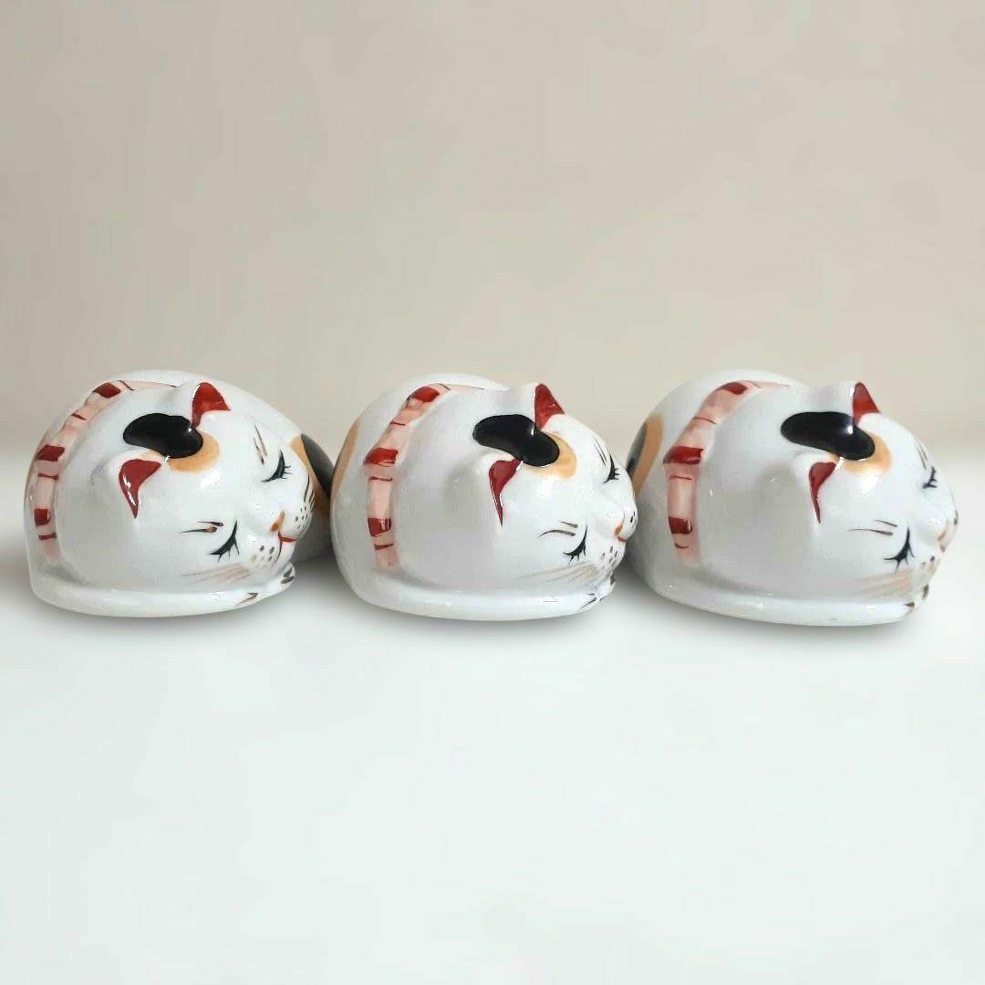 128 3点セット 未使用保管品 瀬戸焼 赤絵眠猫 陶器製 猫の置物 昭和 希少