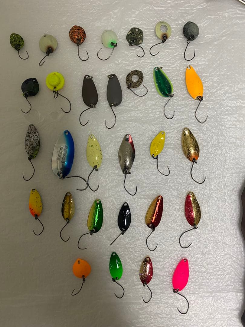 エリアトラウト用ルアー17個、スプーンルアー30個セット + ケース