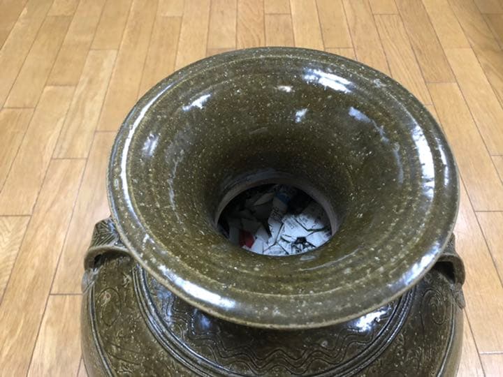 中国漢時代灰釉壺　A ceramic jar HAN dynasty