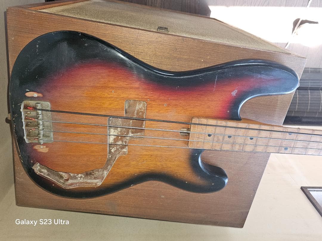 ボディは1977年フェルナンデス。ネックは不明品