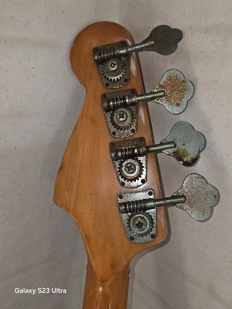 ボディは1977年フェルナンデス。ネックは不明品