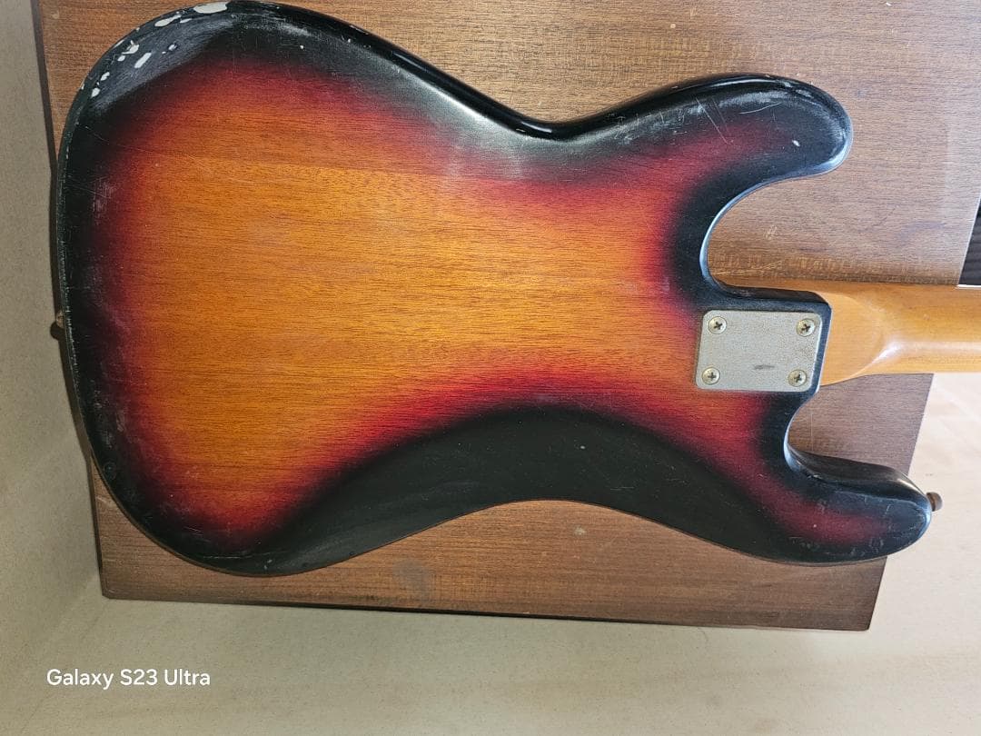 ボディは1977年フェルナンデス。ネックは不明品