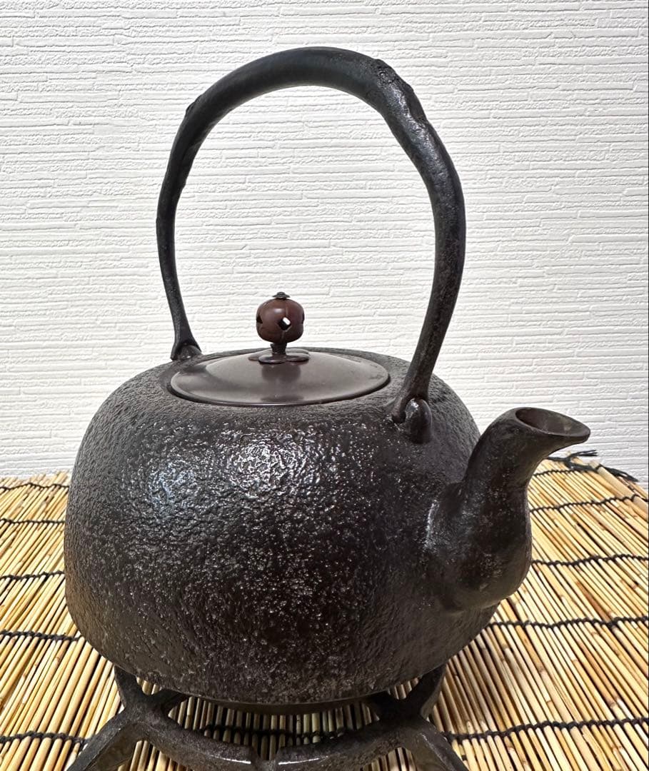 ＵＳＥＤ品、供箱付　南部岩鋳四代目清末作 　真作保証　２３型南部肌(唐金蓋)