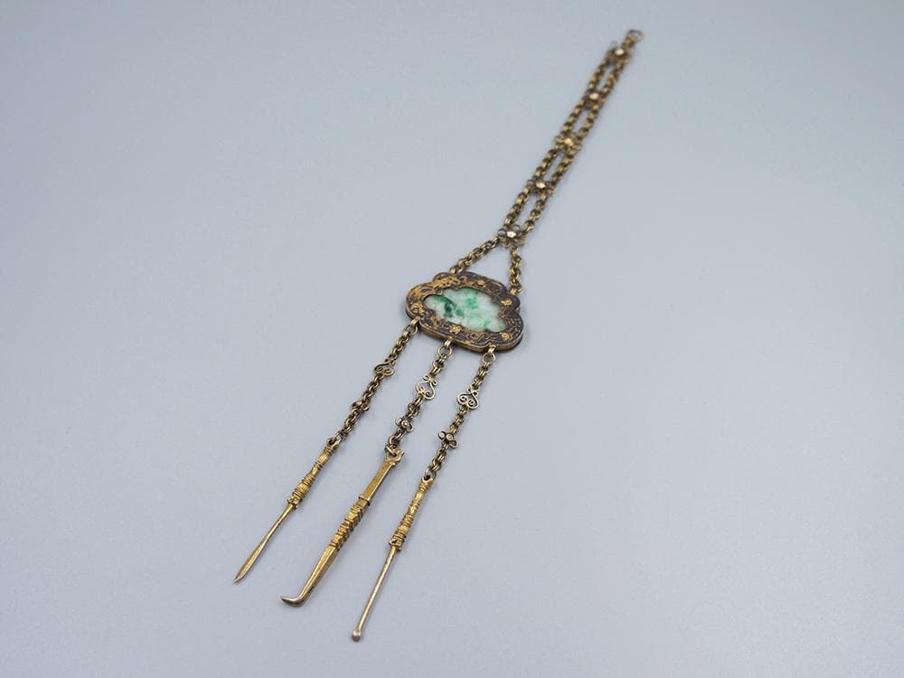 【銀】　★ 官品 銀鍍金嵌翡翠圧襟三件套 ★　清朝期　花卉 累糸文様　雅玩雑項