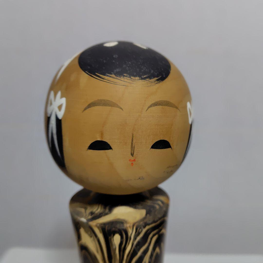 顔が優しい小芥子です。身体の帯が歴史です。