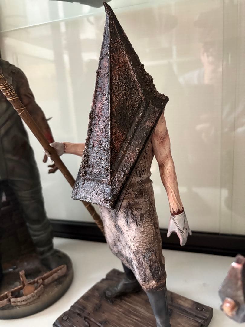 Gecco レッドピラミッドシング スタチュー