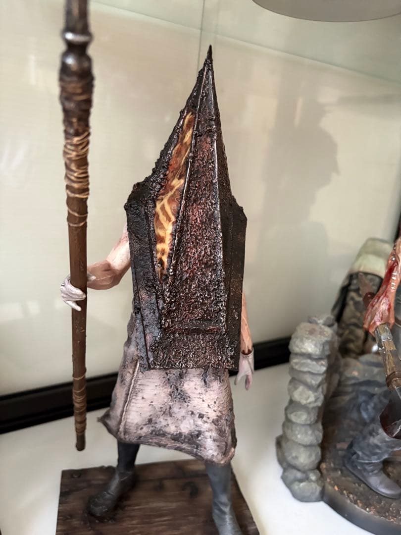 Gecco レッドピラミッドシング スタチュー