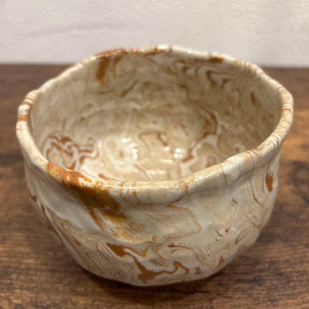 マーブル模様の陶器製茶碗