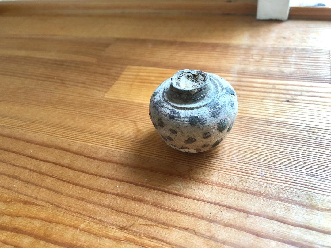 【タイ・骨董・出土品】宋胡録（スンコロク）白釉斑紋小壺（1301年~1600年）