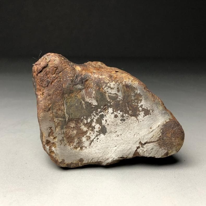 隕石 鉄隕石　アルタイ隕石　原皮付き　ナチュラル　原石　重さ約662ｇ