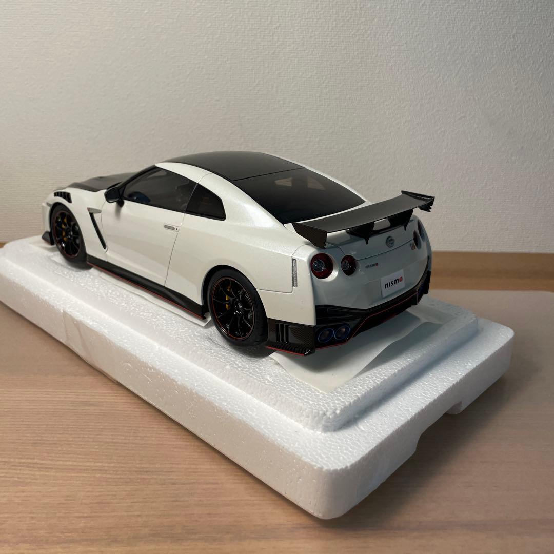 オートアートNissan GT-R nismo 1/18 ミニカー ホワイト