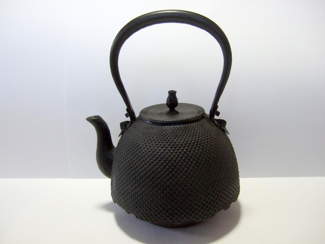 真正南部 雅泉 鬼面鐶付 虫喰摘み あられ紋 鉄瓶 在銘 南部型