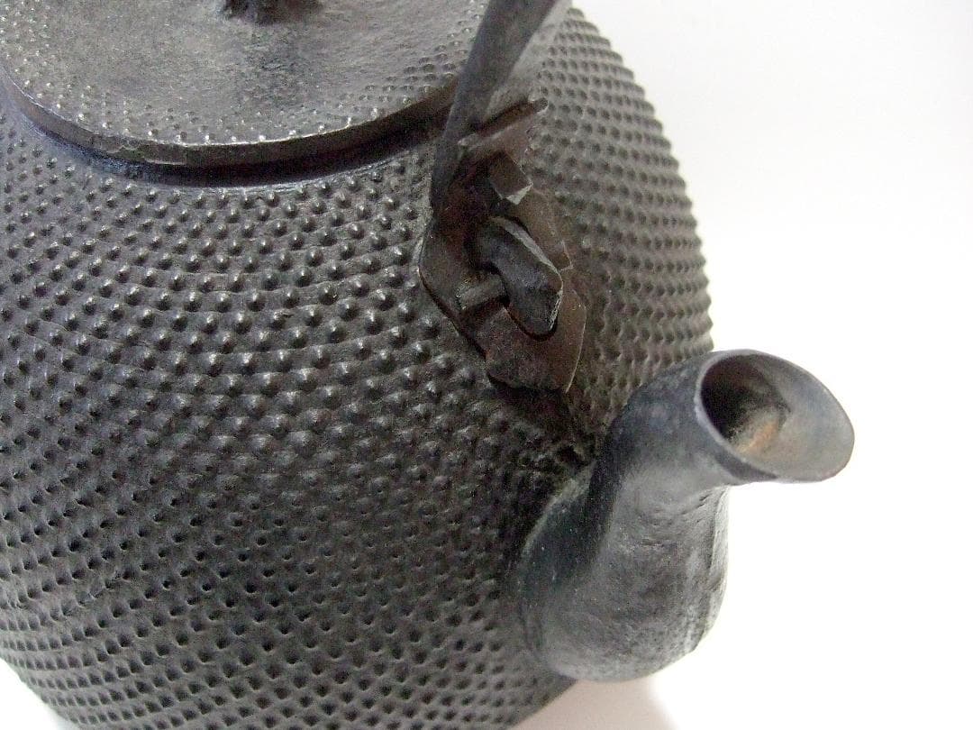 真正南部 雅泉 鬼面鐶付 虫喰摘み あられ紋 鉄瓶 在銘 南部型