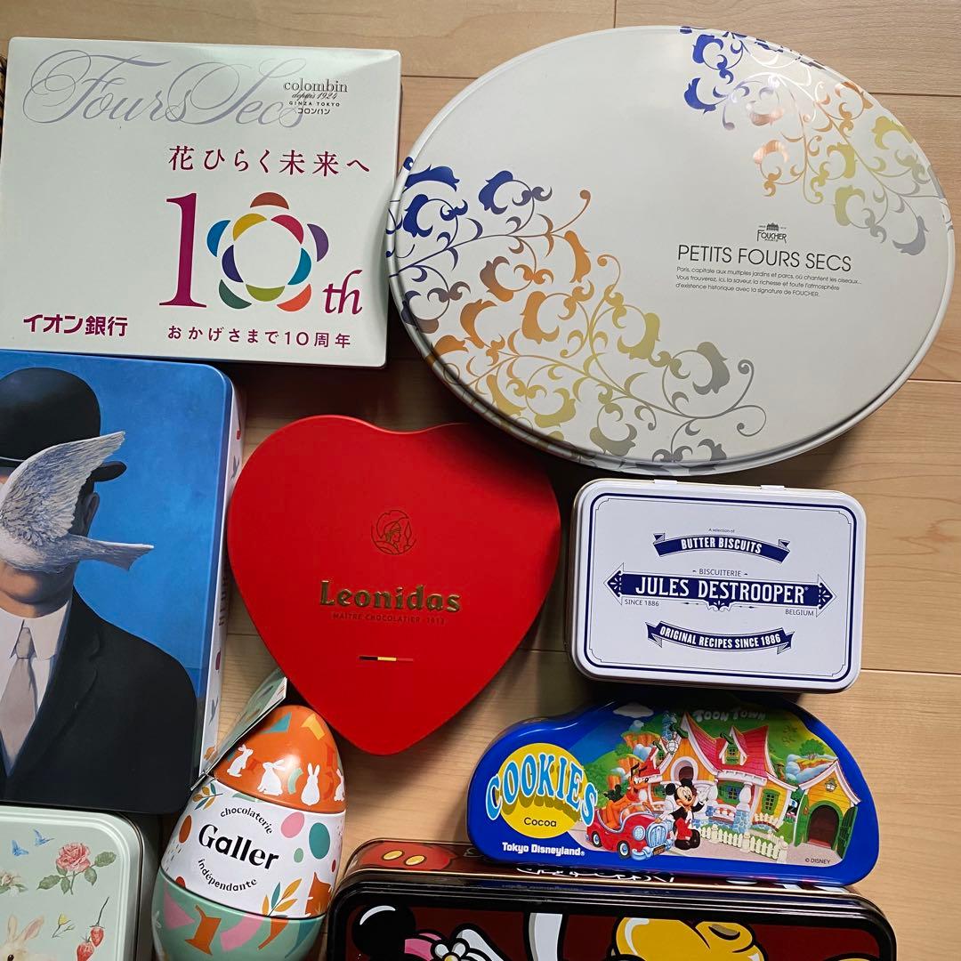 お菓子の空き缶23個まとめ売り