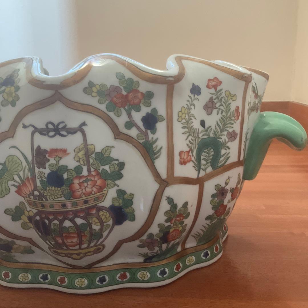 花と果物の装飾 陶器の水鉢、手描き、シノワズリ