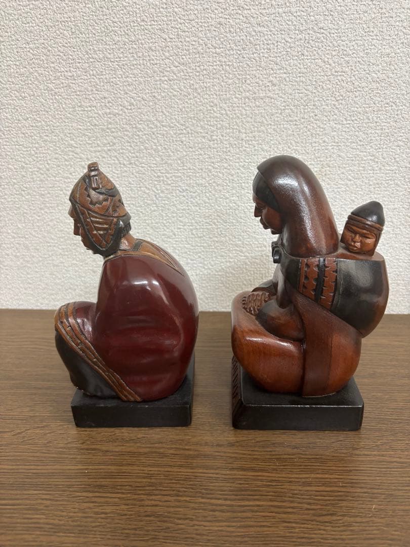 ボリビアの木製置物 男性と女性像