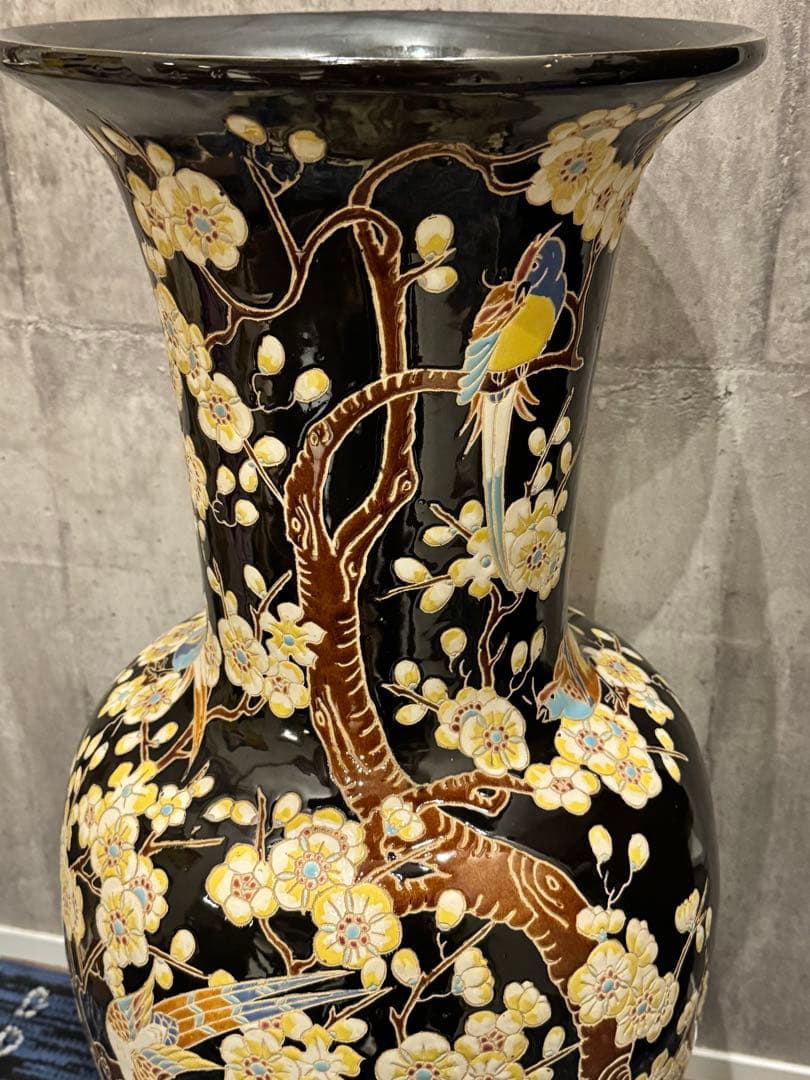 (39) 美しい東洋陶器の床置き花瓶。桜と鳥が描かれ彫刻されています。