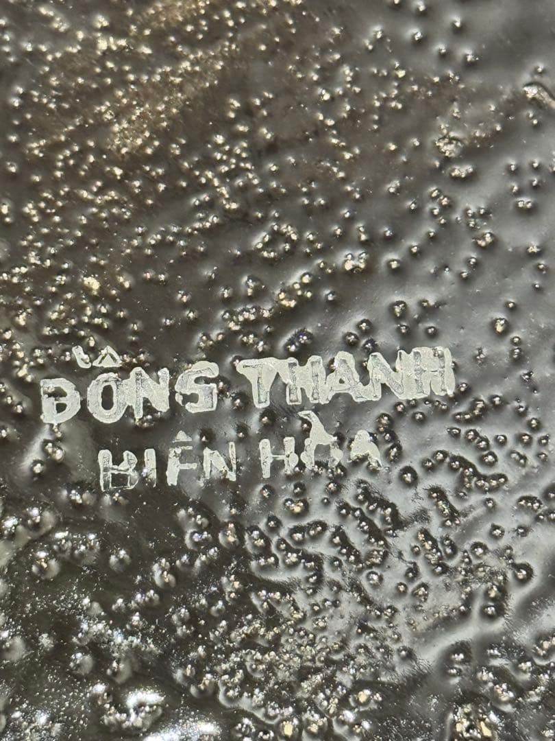 (39) 美しい東洋陶器の床置き花瓶。桜と鳥が描かれ彫刻されています。