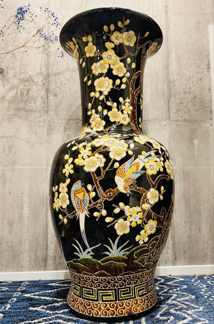 (39) 美しい東洋陶器の床置き花瓶。桜と鳥が描かれ彫刻されています。