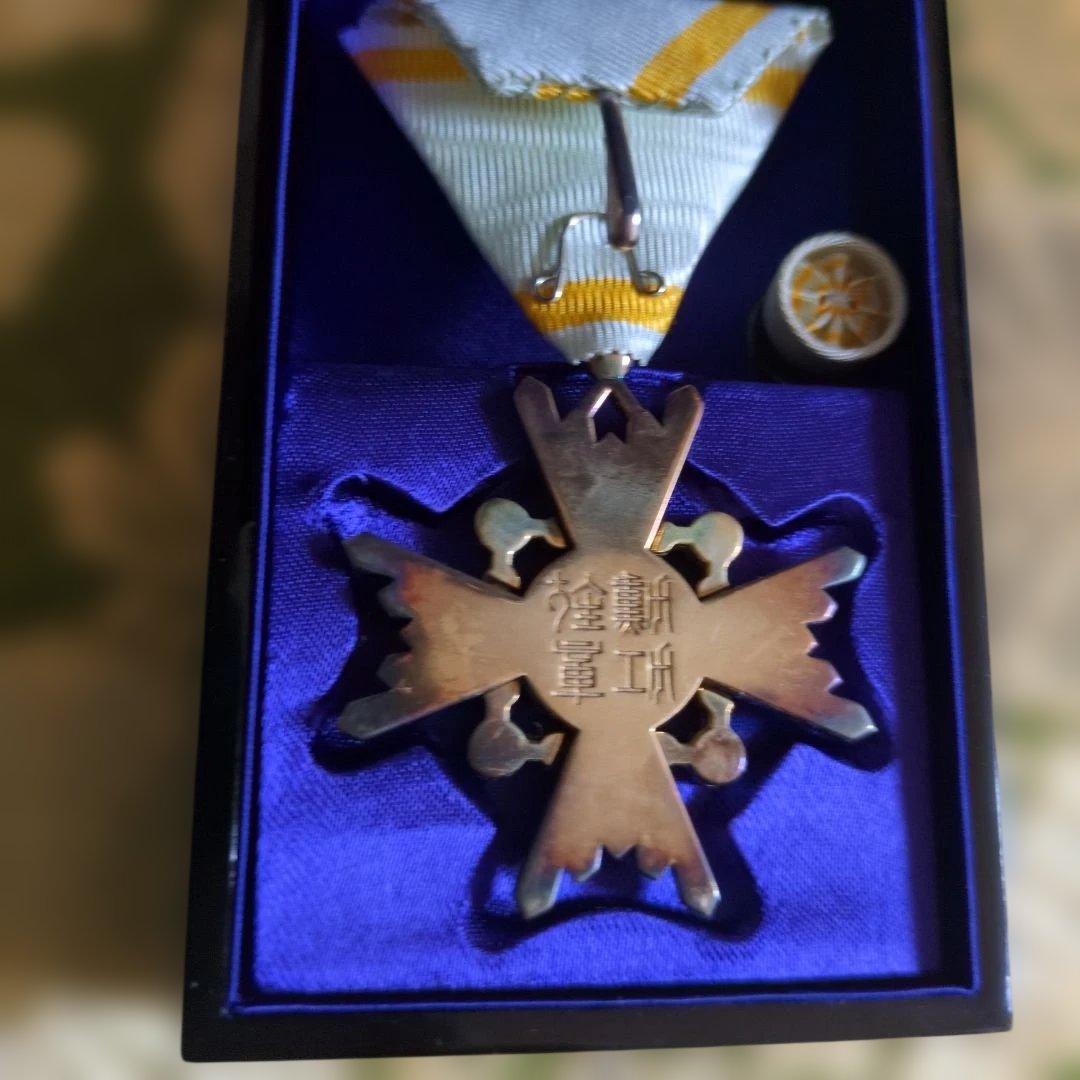 【最終価格】【美品】勲四等 瑞宝章 塗共箱・略綬付き