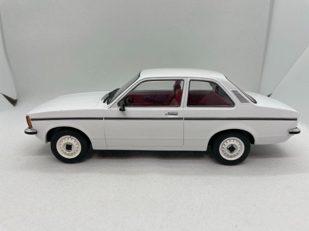 702-036 TRIPLE9 オペル カデット 1977 ホワイト