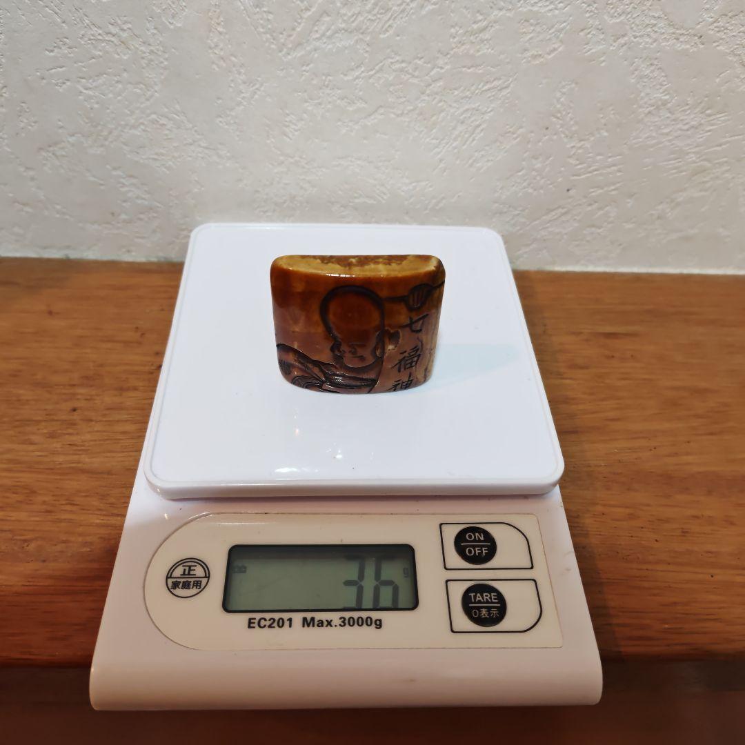 時代提物 七福神根付 天然素材【福禄寿】高さ約4.3cm 重さ約36ｇ 裏面 松