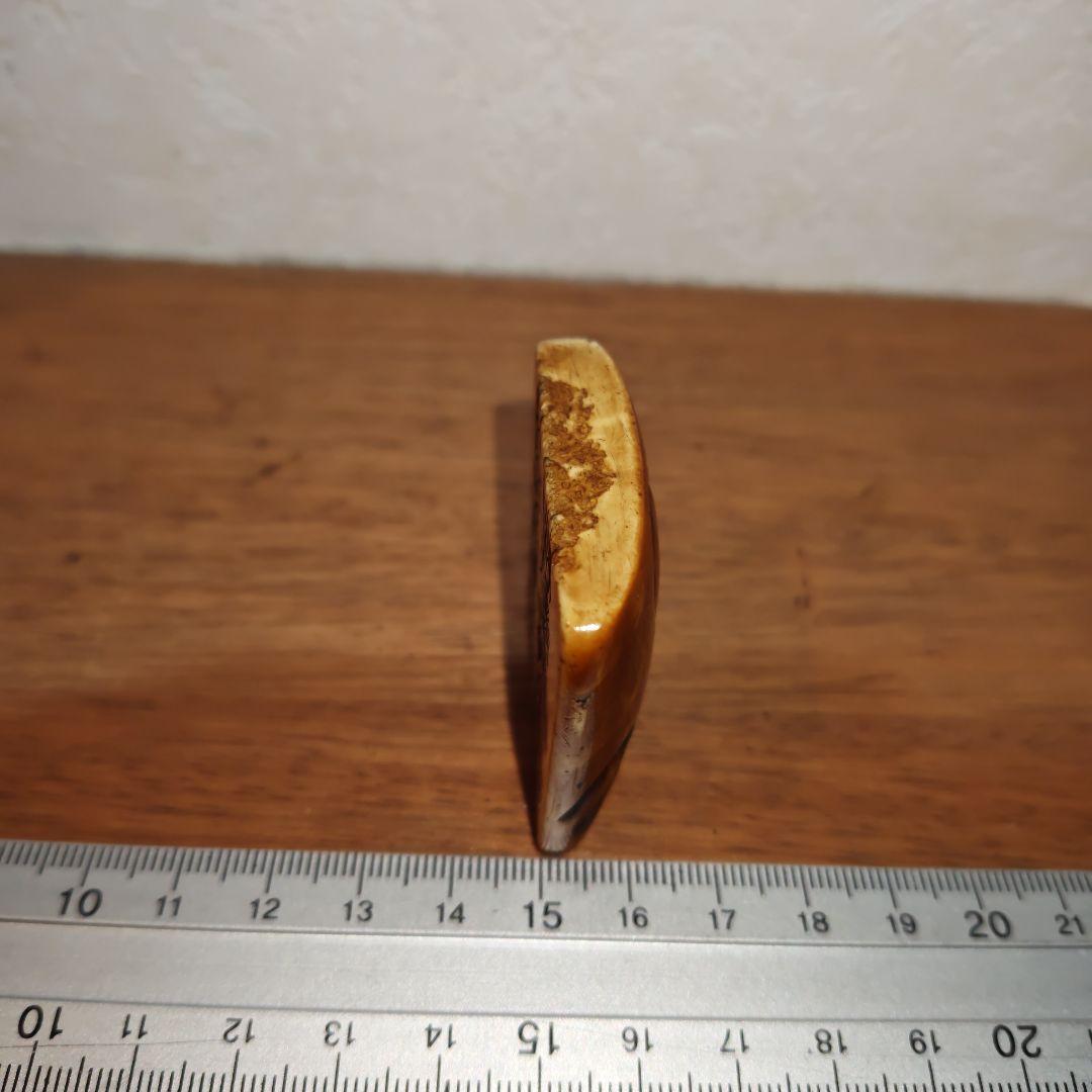 時代提物 七福神根付 天然素材【福禄寿】高さ約4.3cm 重さ約36ｇ 裏面 松