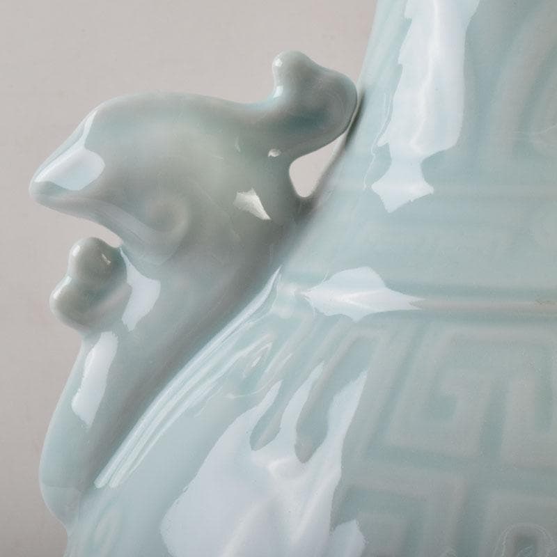 中国　大清乾隆年製款　粉青釉　双神獣耳瓶　V　8747A