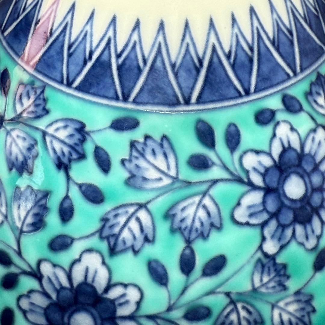 人間国宝　十三代今泉今右衛門　本人作　色絵緑地草花文様更紗文花瓶　仕立て箱付