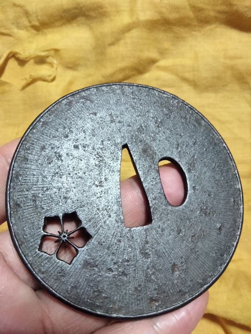 鉄地大鍔　鐔　(甲冑師　梅透かし)　阿弥陀鑢　室町〜江戸時代　箱付き