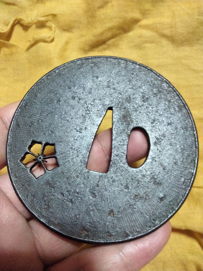 鉄地大鍔　鐔　(甲冑師　梅透かし)　阿弥陀鑢　室町〜江戸時代　箱付き