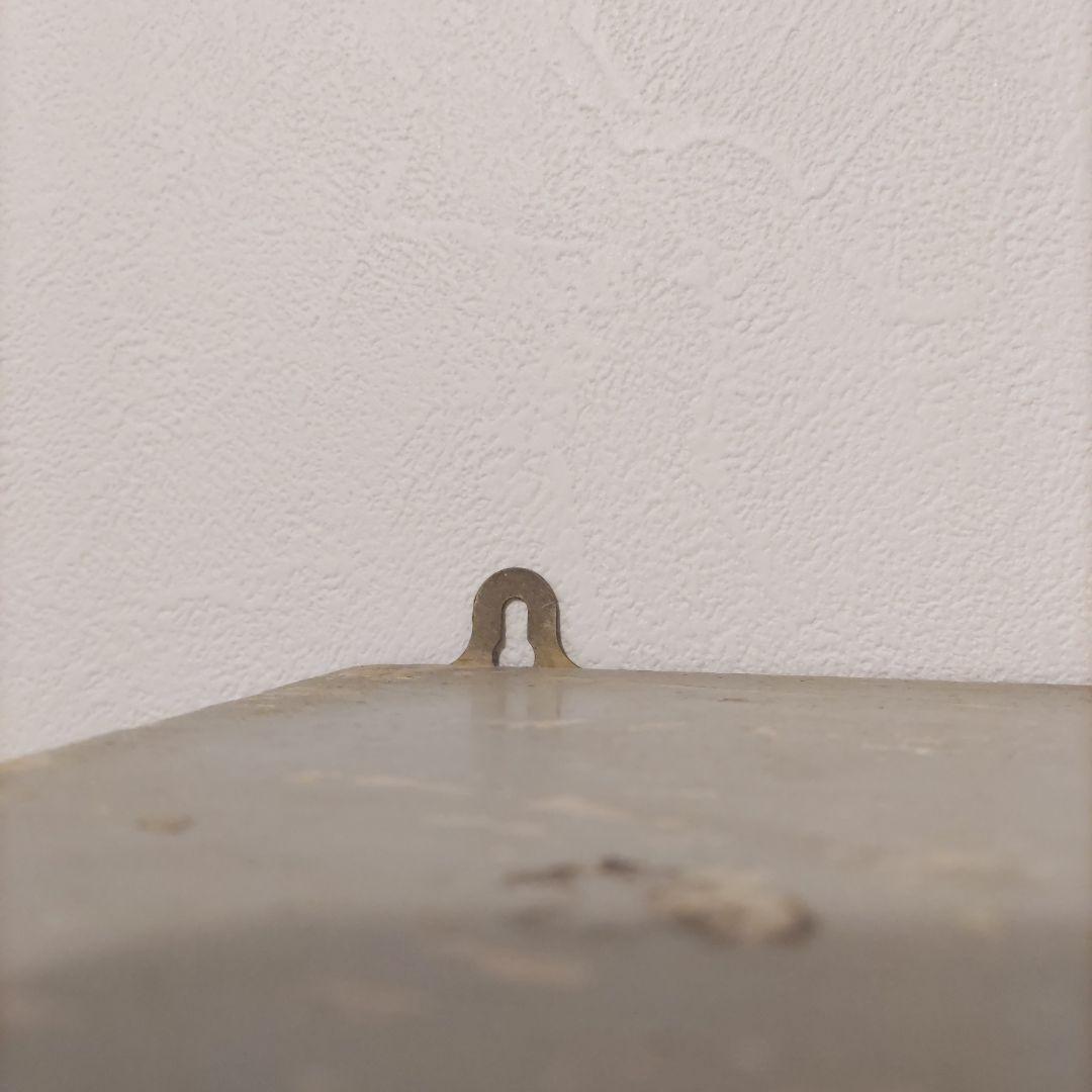 グレーの木製扉付き収納ボックス