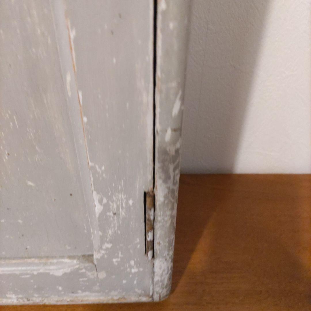 グレーの木製扉付き収納ボックス