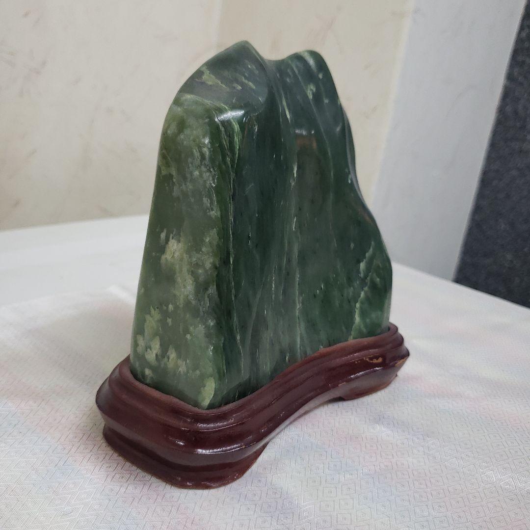 Ｂフライデー蔵出し特価天然ネフライト翡翠の自然石彫刻鑑別書付き