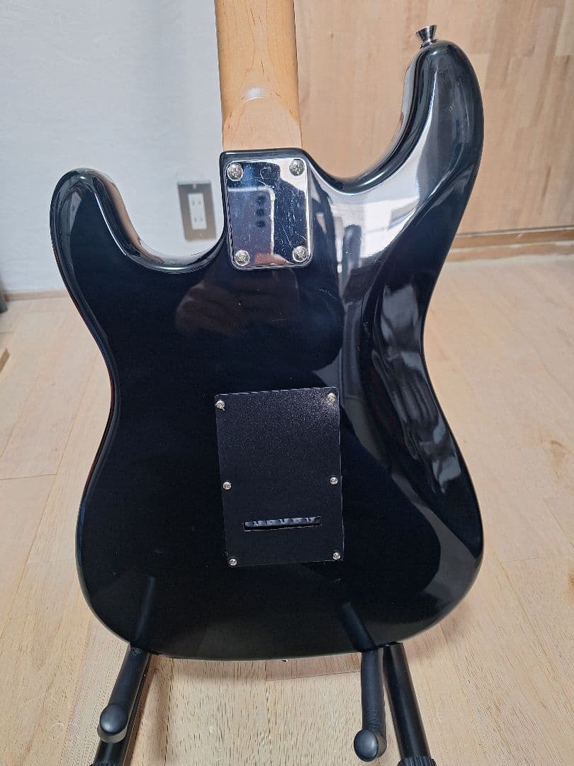 ※セルジュ※　エレキギター　ストラトキャスタータイプ　スキャロップ仕様