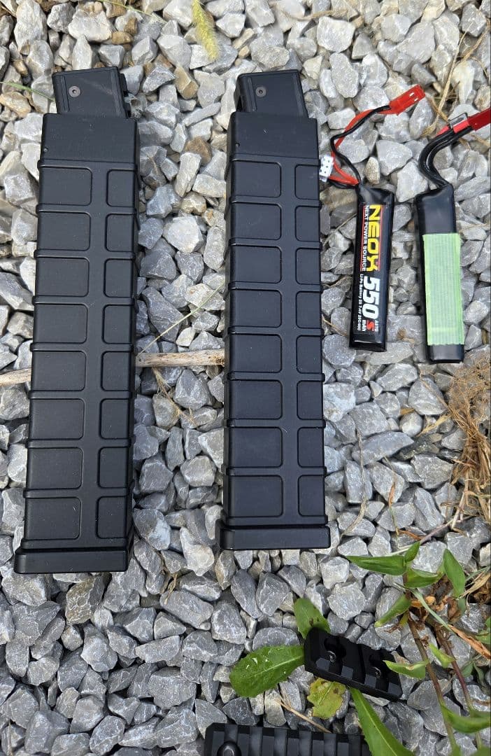 スコーピオン mod.M 電動ガン マガジン2つ ドットサイト、グリップ付き