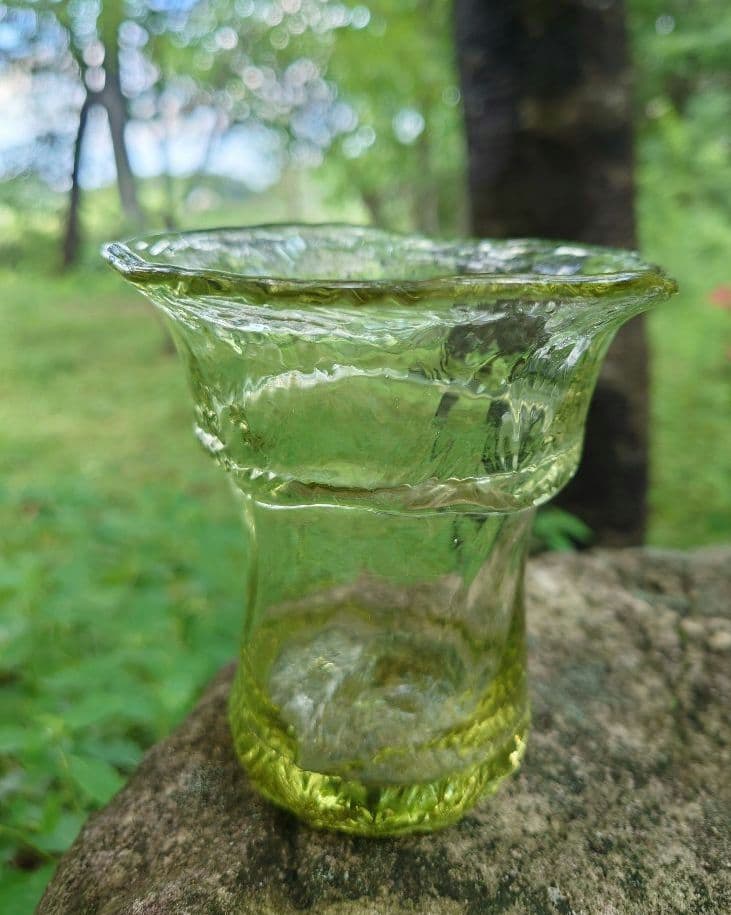 野田収　個展作品　手びねりのグラス(Ｂ）新島硝子　コーガ石　自然の緑色